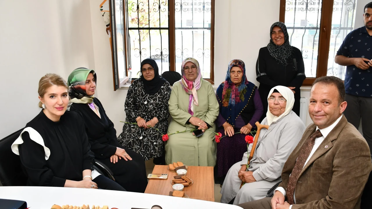 MİLLETVEKİLİ ÖLMEZTOPRAK KAPI KAPI GEZİP CUMHURBAŞKANINA DUA ALDI