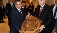 Ak Partili Bakan Cumhurbaşkanı Erdoğan’a kayısı götürdü
