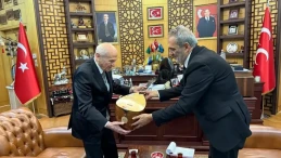 Yavuz Bingöl önce deyiş söyledi sonra sazını Bahçeli’ye verdi!