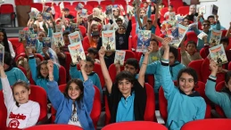 PÜTÜRGE BELEDİYESİ ÖĞRENCİLERİ KİTAP İLE MUTLU ETTİ