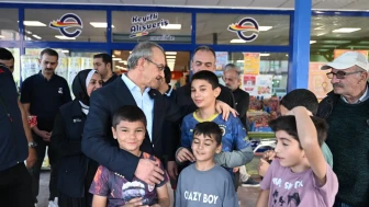 Vali İkizce’de Halkla Buluştu: Çocuklara Özel İlgi Gösterdi