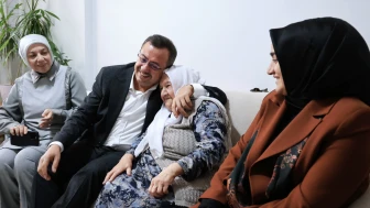 Bakan yaşlı kadını kırmayıp Cumhurbaşkanı yardımcısı ile görüştürdü!