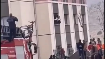 Araması bulunan genç kadın camdan atlayarak ölmek istedi!