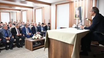 Bu Adam iyiki var! Bir günde onlarda görüşme Onlarca toplantı!