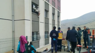 Araması bulunan genç kadın camdan atlayarak ölmek istedi!