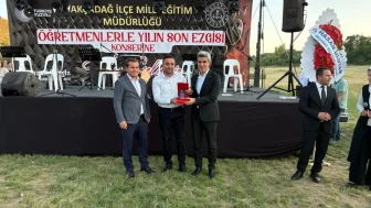 Akçadağ’da çöp yığınları artarken, Başkan Ulutaş plaket peşinde!