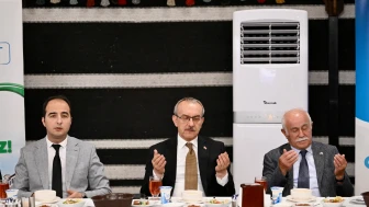 Malatya Valisi Alevi sofrasına oturup Muharrem orucunu açtı!
