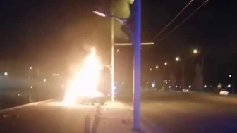 Malatya'da direğe çarpan otomobil alev topuna döndü!