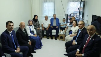 Cumhurbaşkanı Erdoğan Çavuşoğlu'nda Depremzede Aileyi Ziyaret Etti