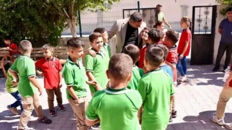 Başkan Ulutaş’tan Öğrencilere Kırtasiye ve Çanta Desteği