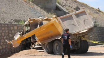 Malatya’da Kamyon Şoförü Bariyerlere Çarptı! Feci Ölüm!