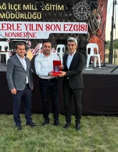 Akçadağ’da çöp yığınları artarken, Başkan Ulutaş plaket peşinde!