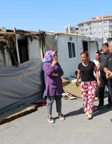 AFAD Müdürü yangın çıkan Konteyner kentte inceleme yaptı!
