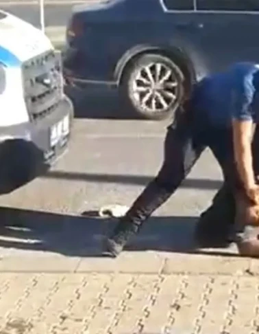 “Açız” diyerek zabıtalara saldırdı polis yaka paça gözaltına aldı!