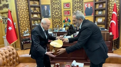 Yavuz Bingöl önce deyiş söyledi sonra sazını Bahçeli’ye verdi!