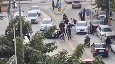 Şehir magandaları 1 kişiyi trafikte döverek darp etti!