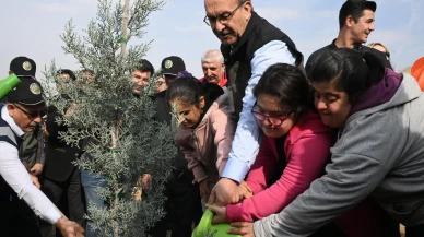 Vali Seddar Yavuz ağaç gününde minik yürekler ile fidan dikti!