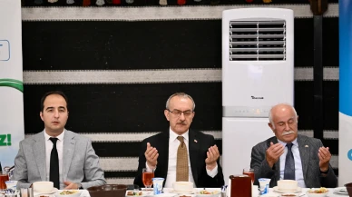 Malatya Valisi Alevi sofrasına oturup Muharrem orucunu açtı!
