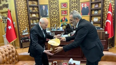 Yavuz Bingöl önce deyiş söyledi sonra sazını Bahçeli’ye verdi!