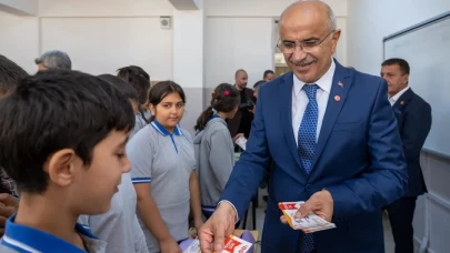 Başkan Er öğrencilere 150 liralık kitap çeki dağıttı!