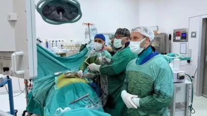 Böbreğini Tamamen Dolduran Dev Taş Kapalı Yöntemle Çıkarıldı