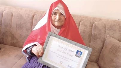 Doğanşehirli Emine Teyze 88 yaşında okuma yazma öğrenip örnek oldu