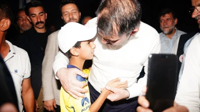 Bakan Kurum, Akçadağ’da depremzede çocuklara halı saha sözü verdi