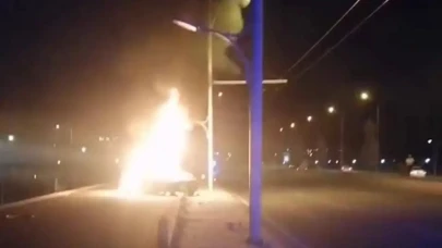 Malatya'da direğe çarpan otomobil alev topuna döndü!