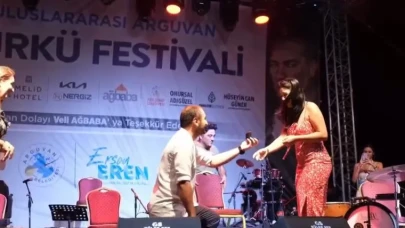 Muhteşem Türkü Festivalinde bir de evlilik teklifi geldi!