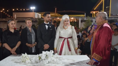 Başkan Sami Er, AVM’de tanıştığı genç çiftin nikâhını kıydı