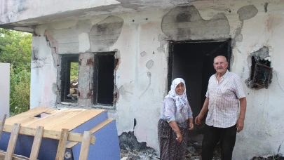 Yaşlı kadın her gün yıkık evine bakarak ağıt yakıyor!