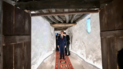 Vali Seddar Yavuz 800 Yıllık Büyük Ocak Cem Evi’ni Ziyaret Etti
