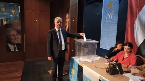 İYİ Parti'de Yeni Bir Dönem: Alper Karakurt İlçe Başkanı Seçildi