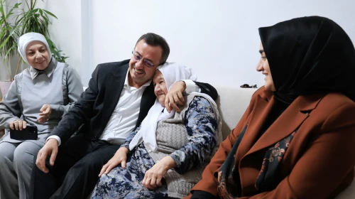 Bakan yaşlı kadını kırmayıp Cumhurbaşkanı yardımcısı ile görüştürdü!