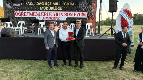 Akçadağ’da çöp yığınları artarken, Başkan Ulutaş plaket peşinde!