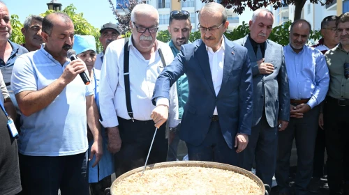 Malatya Valisi Seddar Yavuz Ali Kapısı’nda aşure kaynattı!