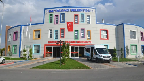 Engelsiz Yaşam Merkezi’nde Hayvanlarla Rehabilitasyon Başladı