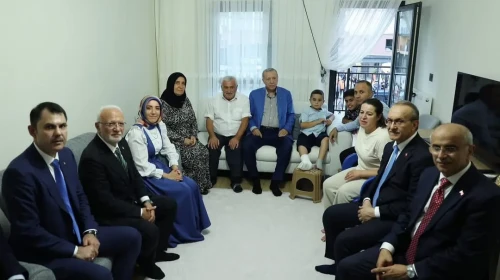 Cumhurbaşkanı Erdoğan Çavuşoğlu'nda Depremzede Aileyi Ziyaret Etti