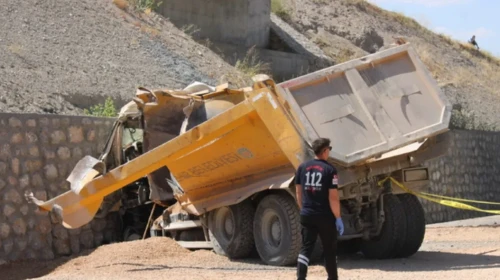 Malatya’da Kamyon Şoförü Bariyerlere Çarptı! Feci Ölüm!