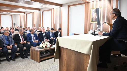 Bu Adam iyiki var! Bir günde onlarda görüşme Onlarca toplantı!