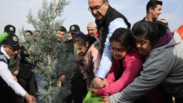 Vali Seddar Yavuz ağaç gününde minik yürekler ile fidan dikti!