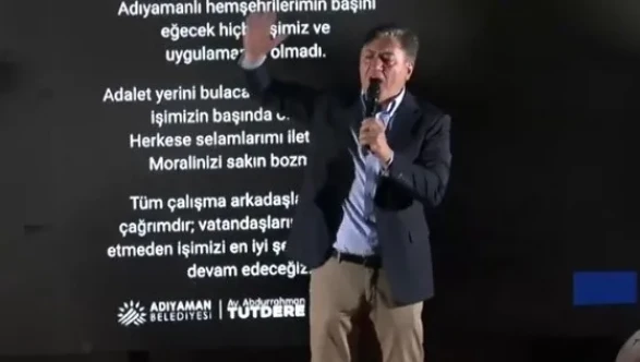 Malatyalı Milletvekili selamlama sırasında sahneden düştü!