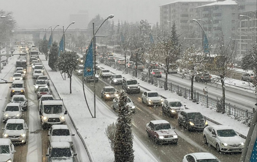 Malatya’da Nisan Şoku: Kar ve Dolu Üreticiyi Endişelendirdi!