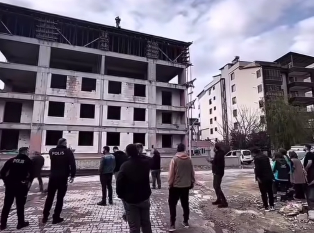 Malatya’da İnşaatlarda Alarm: Biri Çatıya Çıktı, Biri Hayatını Kaybetti