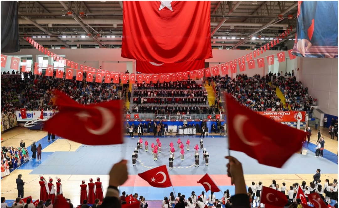 23 Nisan Coşkusu: Miniklerden Büyük Mesajlar, Siyasetten Sert Çıkışlar