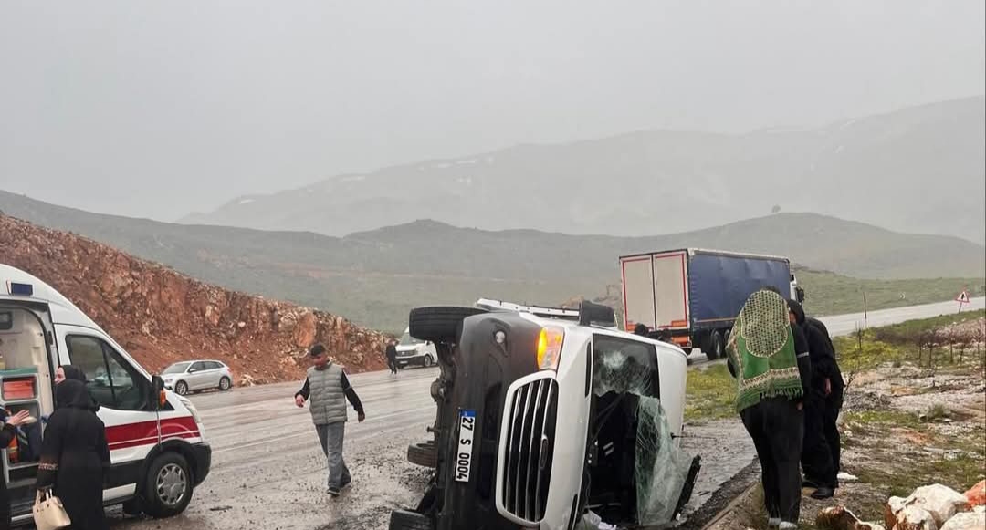 Korkutan Kaza: Minibüs Devrildi, 12 Kişi Hastaneye Kaldırıldı