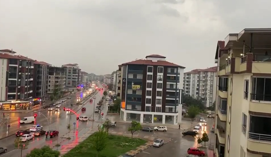 Malatya’da Kuvvetli Yağış Alarmı: Valilik Uyardı, Kentte Trafik Felç Oldu
