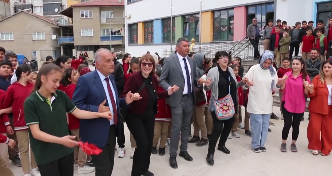 Hekimhan’da öğrenciler mutlu olunca Başkan Halay çekti!