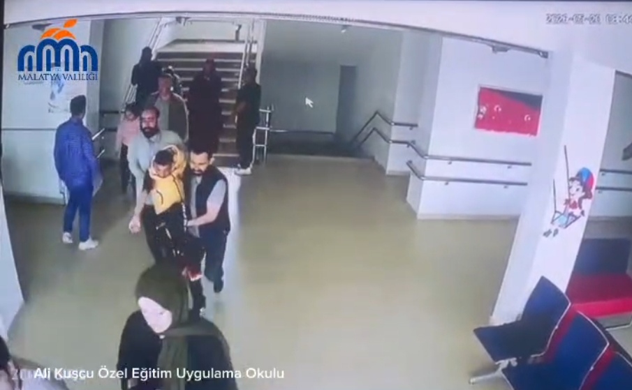 Deprem Anında Yürek Isıtan Görüntüler: Öğretmenler Canlarını Siper Etti