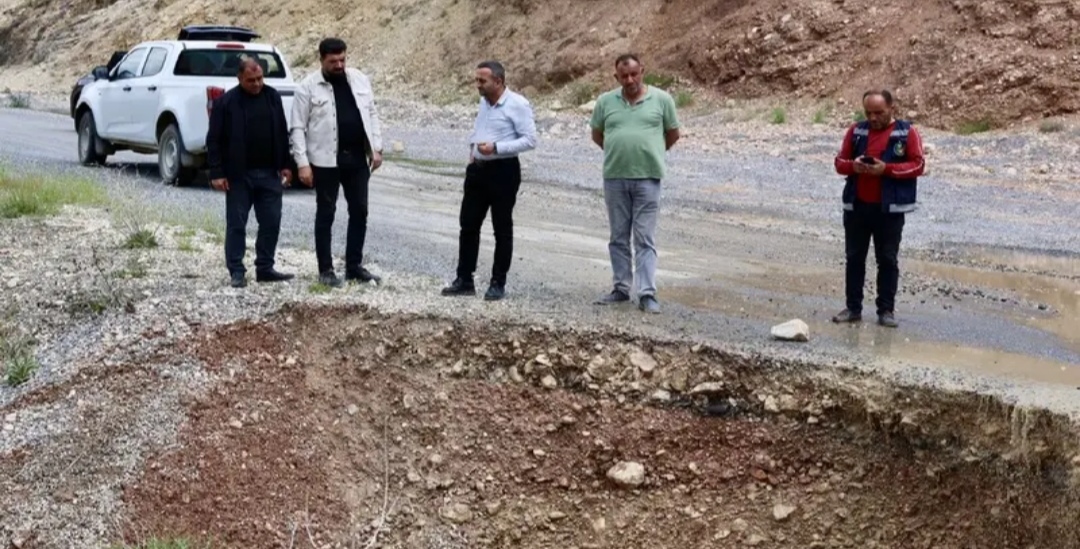 Aşırı yağışlar Akçadağ'da heyelandan yolları kapattı!